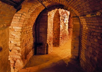 Rok 2016: widok piwnic po ich zabezpieczeniu i udostępnieniu do zwiedzania jako elementy podziemnej trasy. Fotografia ze zbior&oacute;w Biura Miejskiego Konserwatora Zabytk&oacute;w UM Rzeszowa